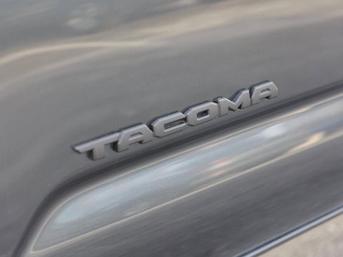 Used 2019 Toyota Tacoma TRD Sport image 9