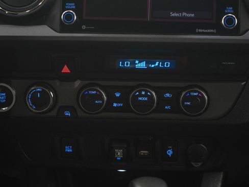 Used 2022 Toyota Tacoma TRD Sport AWD/4WD image 17