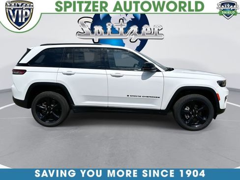 Used 2024 Jeep Grand Cherokee Altitude AWD/4WD image 10