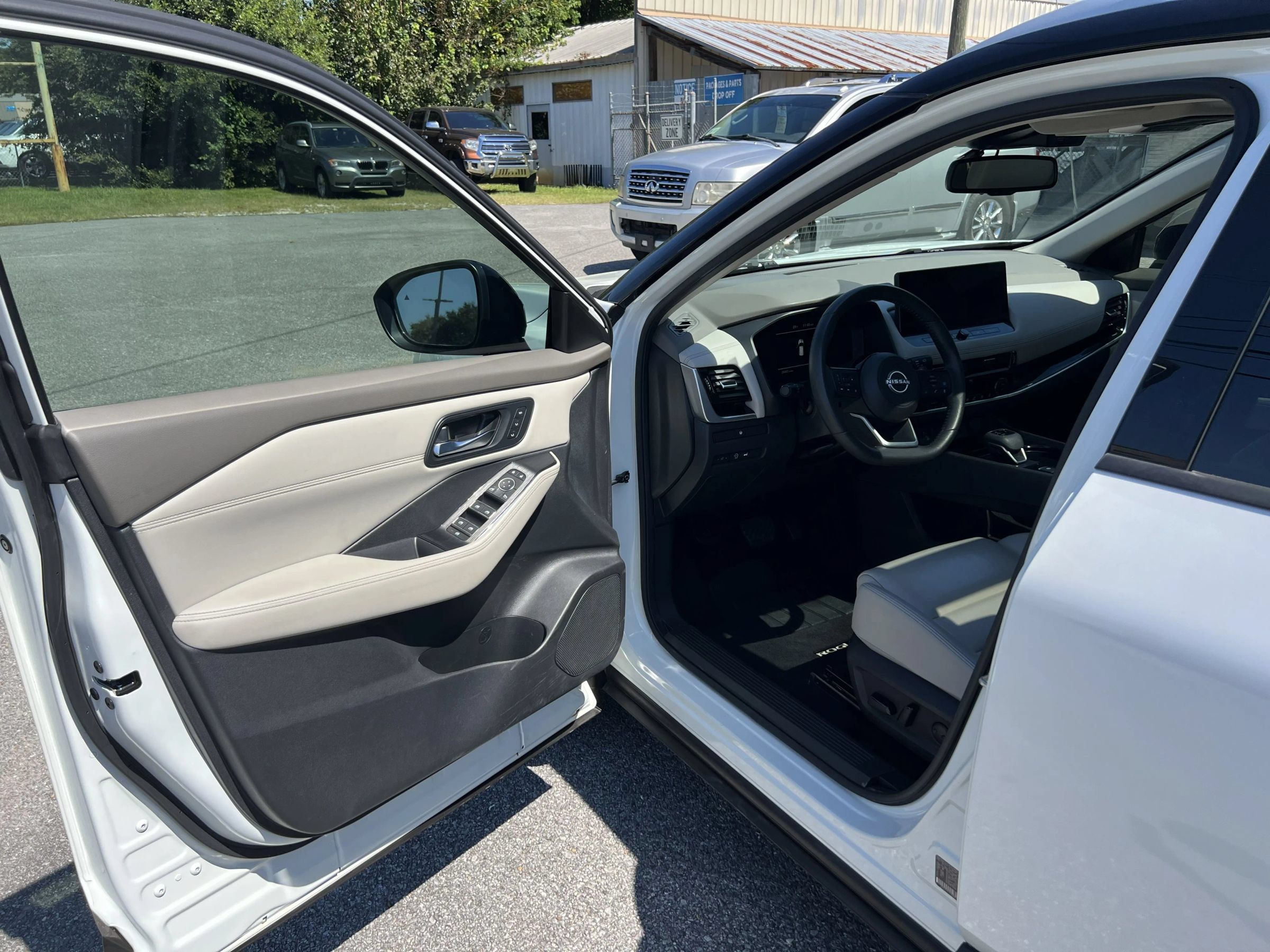 Used 2024 Nissan Rogue SL w/ SL Premium Package FWD image 10
