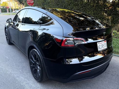 Used 2022 Tesla Model Y Long Range image 4