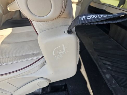 Used 2018 Chrysler Pacifica Limited w/ Tire & Wheel Group FWD image 34