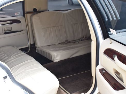 Used 2007 Lincoln Town Car Executive RWD image 19