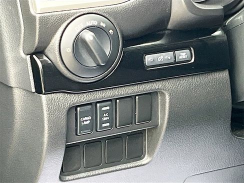 Used 2021 Nissan Titan SV w/ SV Convenience Package image 10