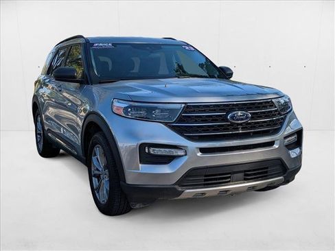 Used 2023 Ford Explorer XLT w/ Equipment Group 202A image 3