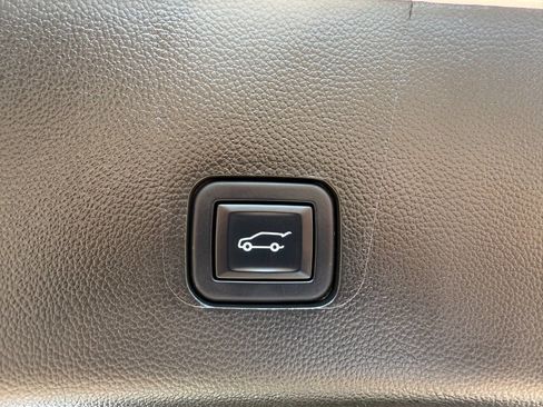 Used 2022 Chevrolet Traverse Premier w/ Redline Edition image 35