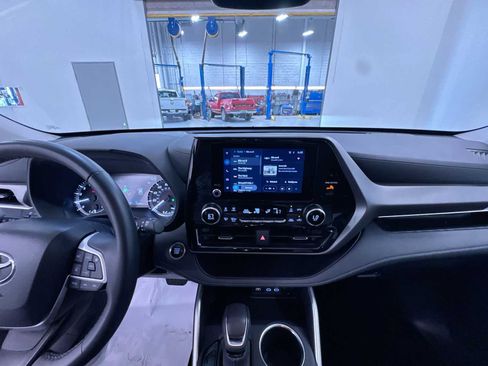 Used 2025 Toyota Highlander LE FWD image 23