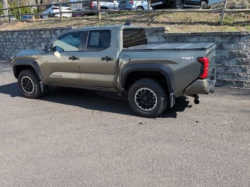 Used 2025 Toyota Tacoma TRD Off-Road AWD/4WD image 7