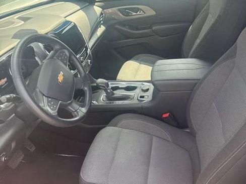 Used 2023 Chevrolet Traverse LT image 3