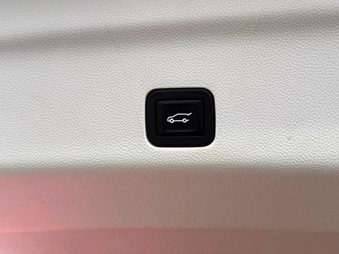 Used 2024 Cadillac Escalade Premium Luxury Platinum image 12