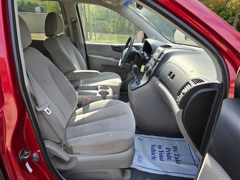 Used 2008 Hyundai Entourage Limited image 13