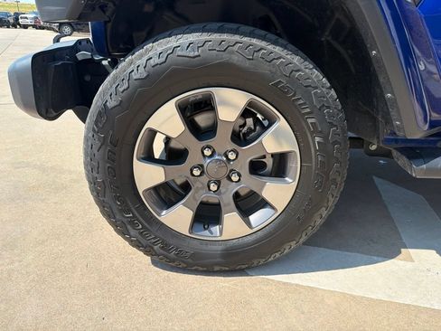 Used 2018 Jeep Wrangler Unlimited Sahara AWD/4WD image 9