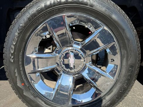 Used 2017 Chevrolet Silverado 1500 LTZ Z71 w/ LTZ Plus Package AWD/4WD image 11