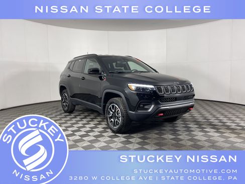 Used 2024 Jeep Compass Trailhawk w/ Trailhawk Elite Group image 1