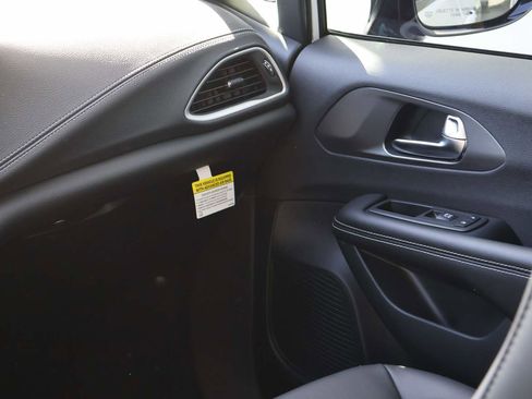 New 2026 Chrysler Pacifica Select FWD image 18