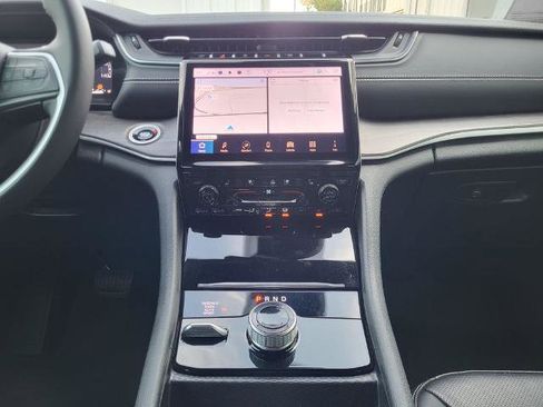 Used 2024 Jeep Grand Cherokee L Limited w/ Luxury Tech Group II image 18