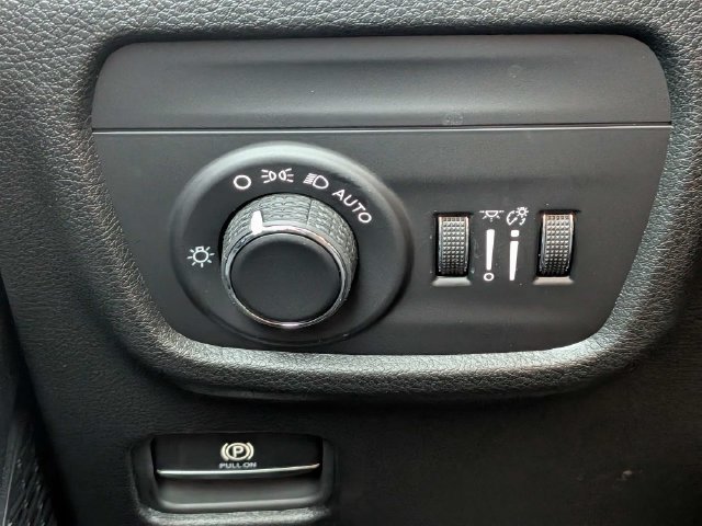 New 2027 Jeep Grand Cherokee Altitude RWD image 26