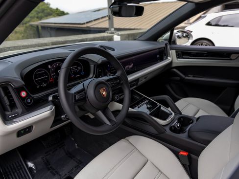 New 2025 Porsche Cayenne Coupe image 4