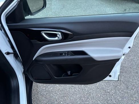 Used 2023 Jeep Compass Limited image 16