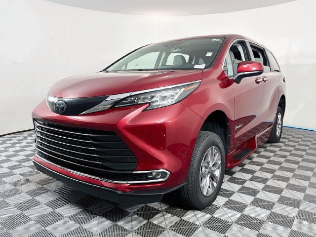 Used 2022 Toyota Sienna XLE FWD image 2