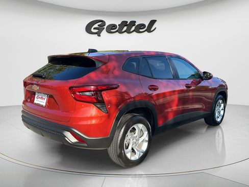Used 2024 Chevrolet Trax LS w/ LS Convenience Package FWD image 5