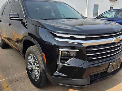 Used 2025 Chevrolet Traverse LT FWD image 19