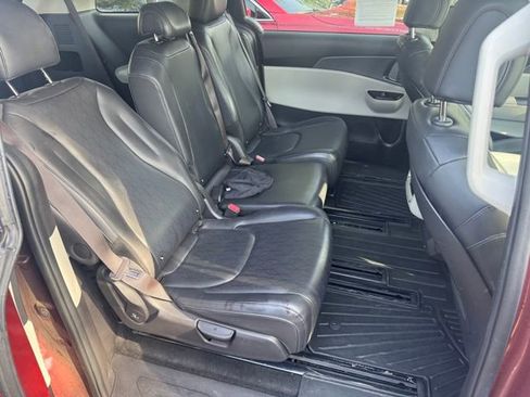 Certified 2022 Kia Carnival LX image 9