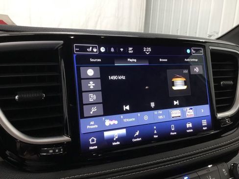 Used 2025 Chrysler Pacifica Limited image 16