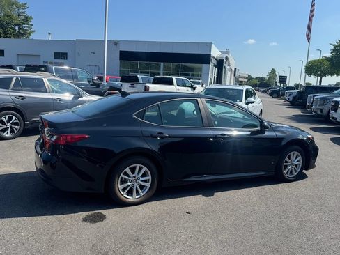 Used 2025 Toyota Camry SE FWD image 3