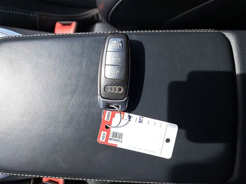 Used 2019 Audi e-tron Prestige w/ Prestige Package image 10