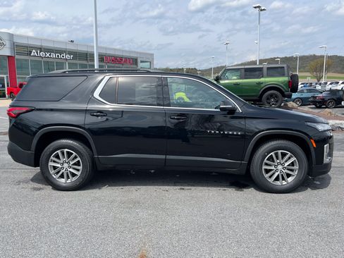 Used 2023 Chevrolet Traverse LT FWD image 2