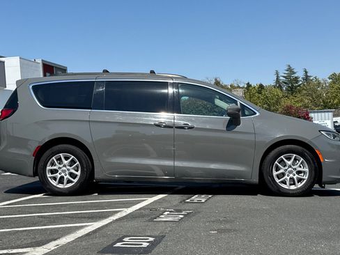 Used 2022 Chrysler Pacifica Touring-L FWD image 3