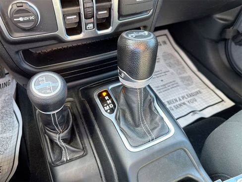 Used 2018 Jeep Wrangler Unlimited Sahara image 16