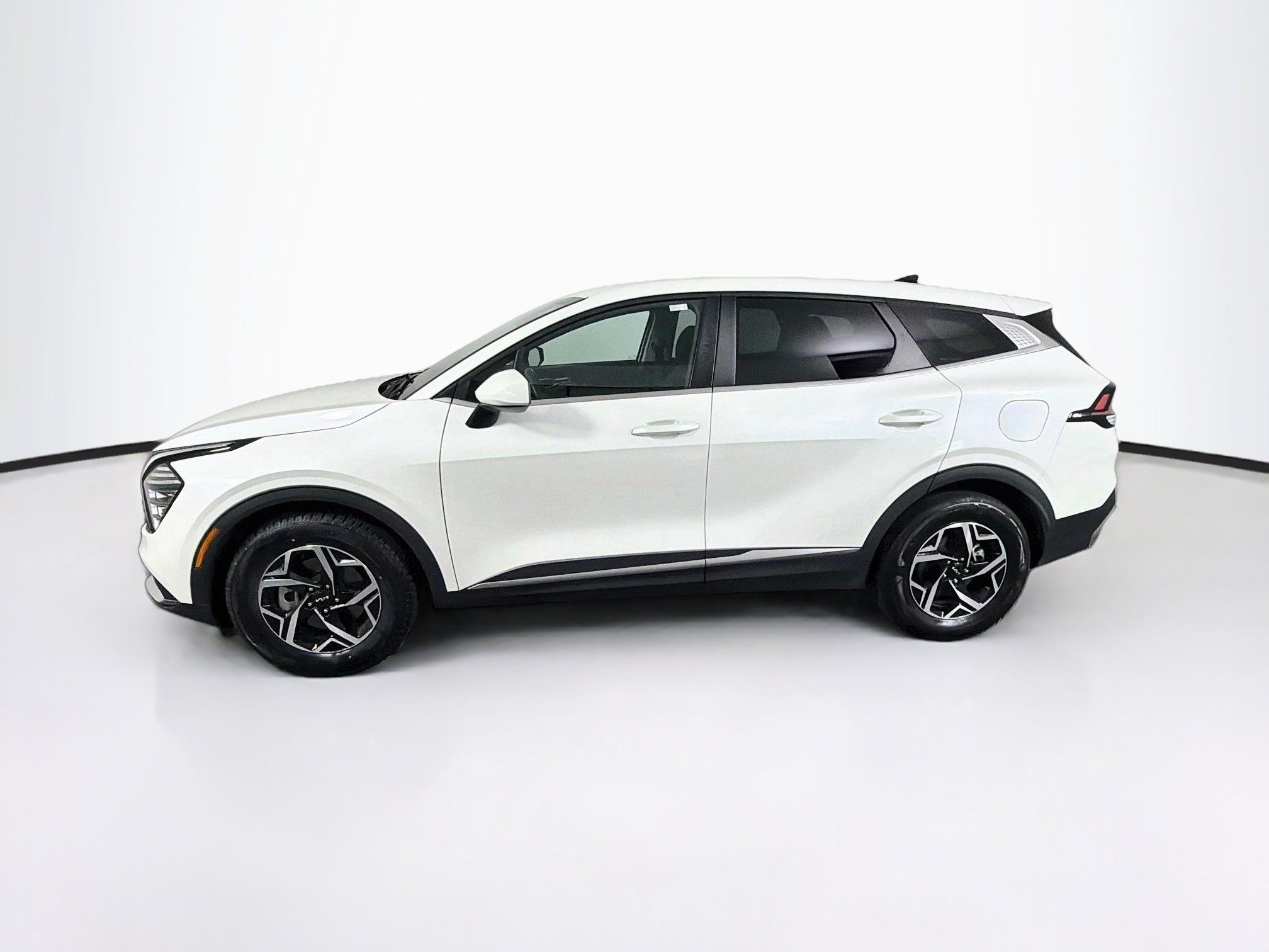 Used 2025 Kia Sportage LX FWD image 4