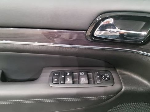 Used 2020 Jeep Grand Cherokee Overland AWD/4WD image 27