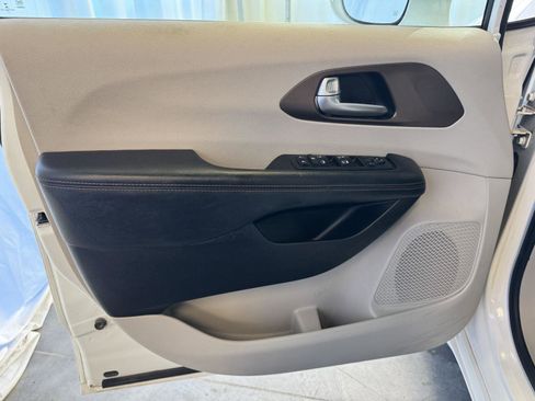 Used 2018 Chrysler Pacifica Touring-L w/ Tire & Wheel Group image 17