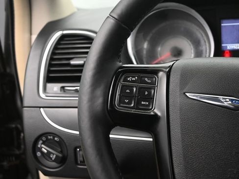 Used 2015 Chrysler Town & Country Limited image 30