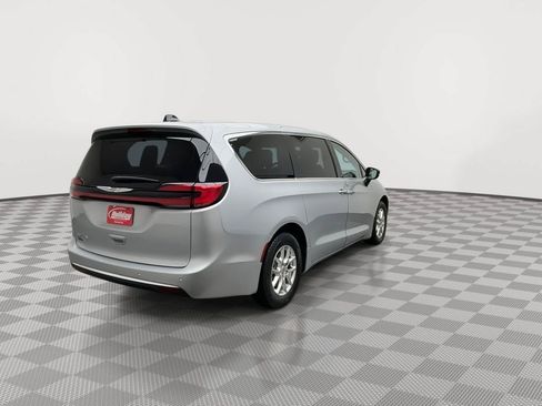 Used 2024 Chrysler Pacifica Touring-L FWD image 37
