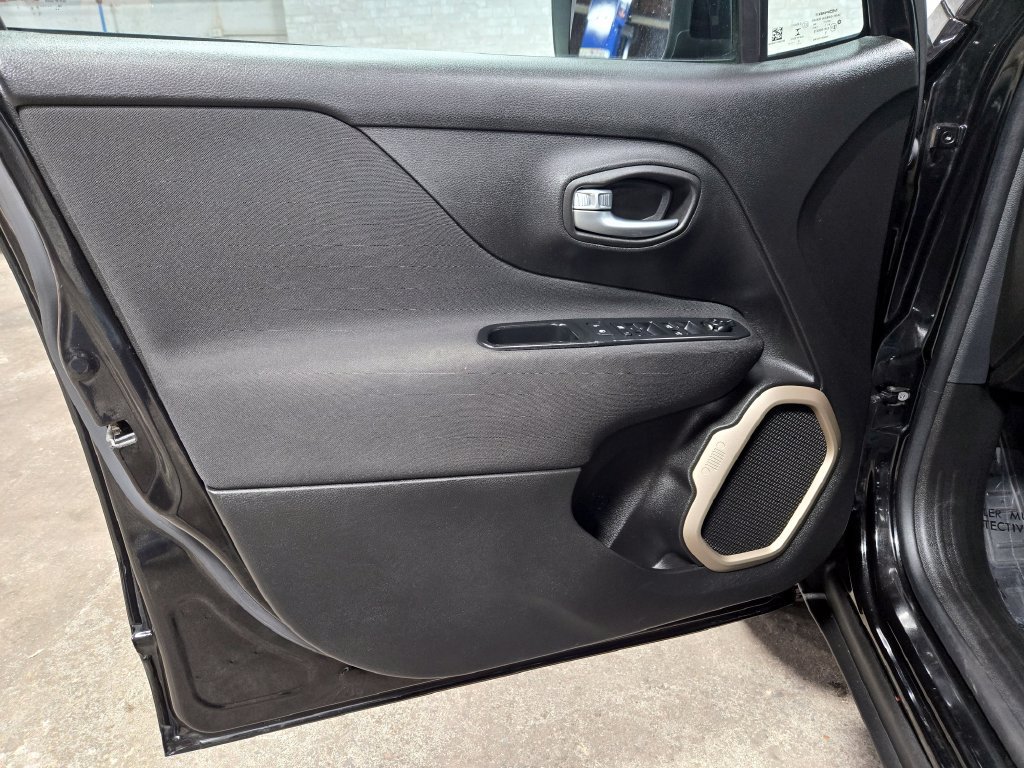 Used 2016 Jeep Renegade Latitude AWD/4WD image 7