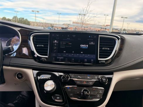 Used 2021 Chrysler Pacifica Limited image 15