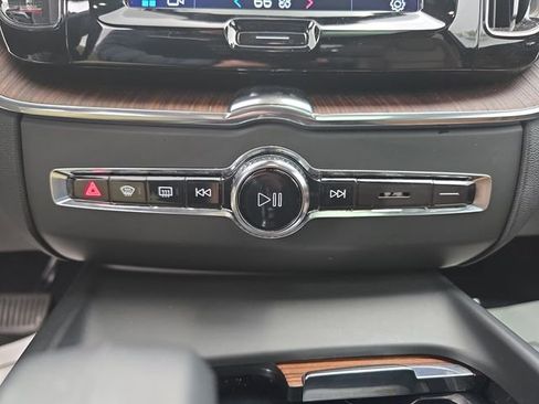Used 2023 Volvo XC60 B5 Plus image 33