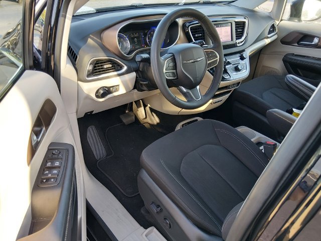 Used 2024 Chrysler Voyager LX FWD image 9