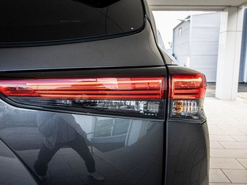 Used 2023 Toyota Highlander Limited image 17