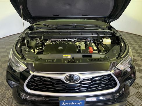 Used 2022 Toyota Highlander XLE AWD/4WD image 34