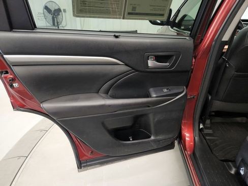 Used 2017 Toyota Highlander SE FWD image 36