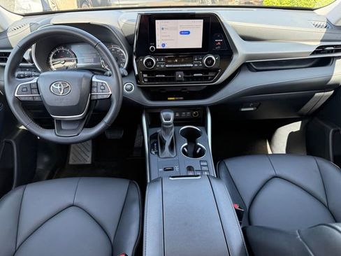 Used 2025 Toyota Highlander XLE FWD image 22
