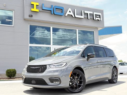 Used 2025 Chrysler Pacifica Limited FWD image 1