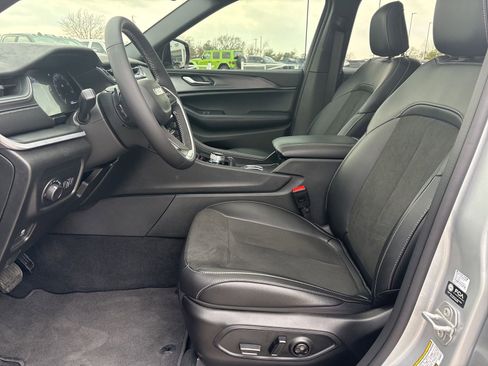 New 2025 Jeep Grand Cherokee Altitude image 12