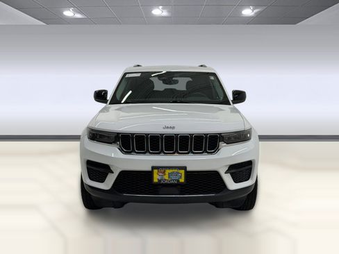 Used 2023 Jeep Grand Cherokee Laredo w/ Luxury Tech Group I AWD/4WD image 5