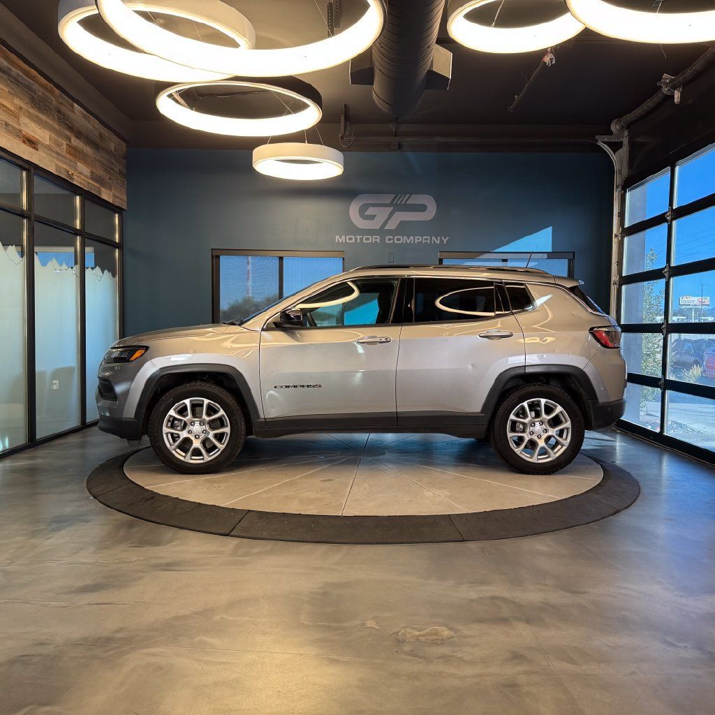 Used 2023 Jeep Compass Latitude AWD/4WD image 6